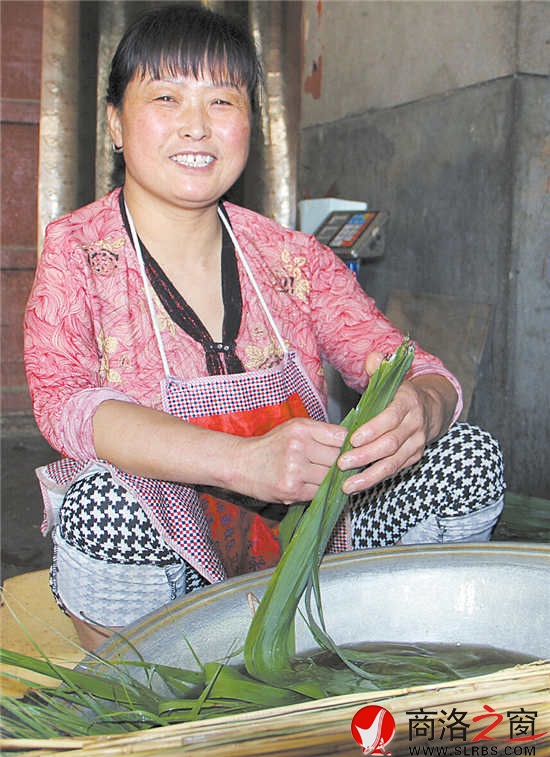 說到洗葉子也是一件辛苦活時(shí)，王文武的妻子笑著說，沒有包粽子辛苦。