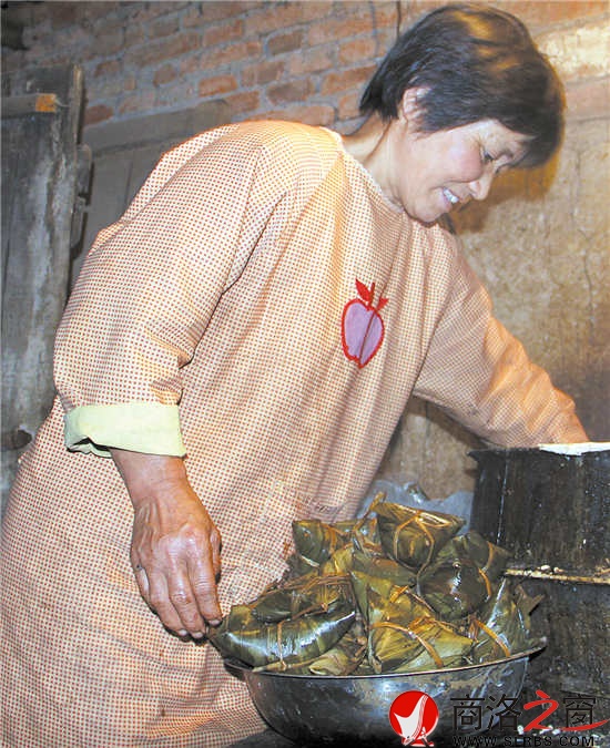 凌晨4:20，風(fēng)建霞正從鍋里往外撈粽子。
