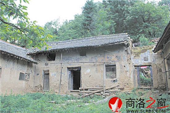 沿著崎嶇的山路，到處都是破舊的房屋、豬圈、狗窩，這些似乎都向外界訴說著昔日的繁華。