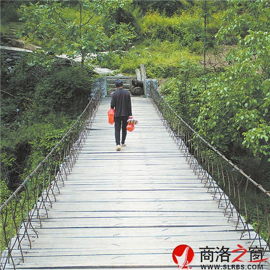 走在安靜的時(shí)光里。一座小橋，拉近了山的距離。