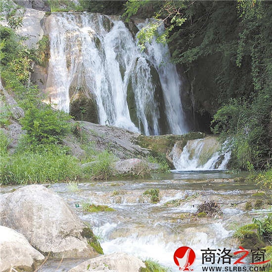 龍?zhí)?，飛瀑如鏈，潭水透澈，風(fēng)景如畫(huà)。
