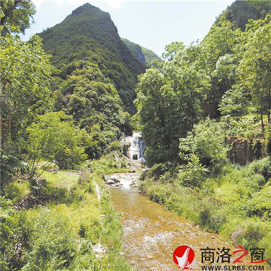 龍洞溝，一泓清泉蜿蜒而出，經(jīng)年清澈，四季不枯。