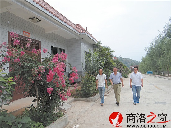 走在美麗的王山底村移民小區(qū)街道上，感受田園詩般的享受。