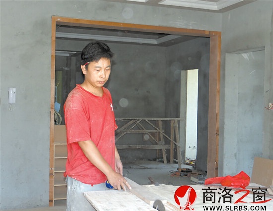 楊波說，自己之所以能在這行業(yè)站穩(wěn)腳跟，且有不菲收入，離不開這門過硬的手藝。
