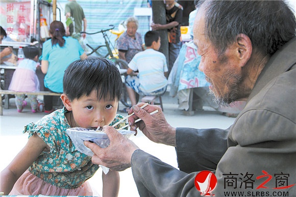 對于雷雪娟而言，暑假生活里最幸福的事就是吃爺爺給她買的涼皮。