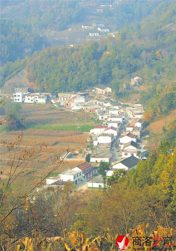 秋天的姬家河祥和美麗，宛如一幅油畫。