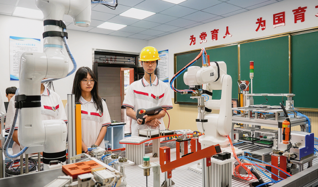 聚才引智打造發(fā)展“強(qiáng)引擎”